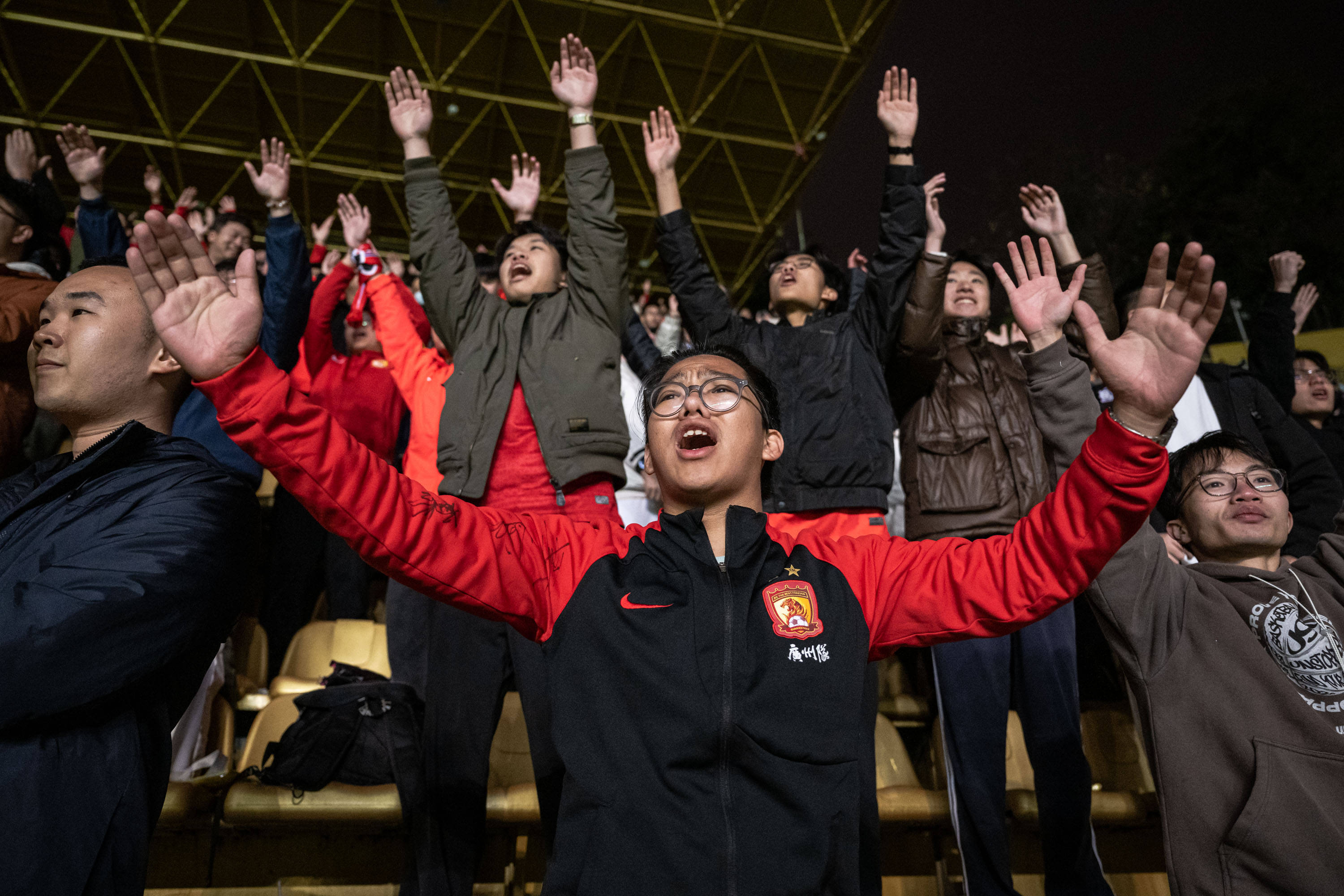 关于球迷狂热呐喊，助威气氛空前热烈的信息