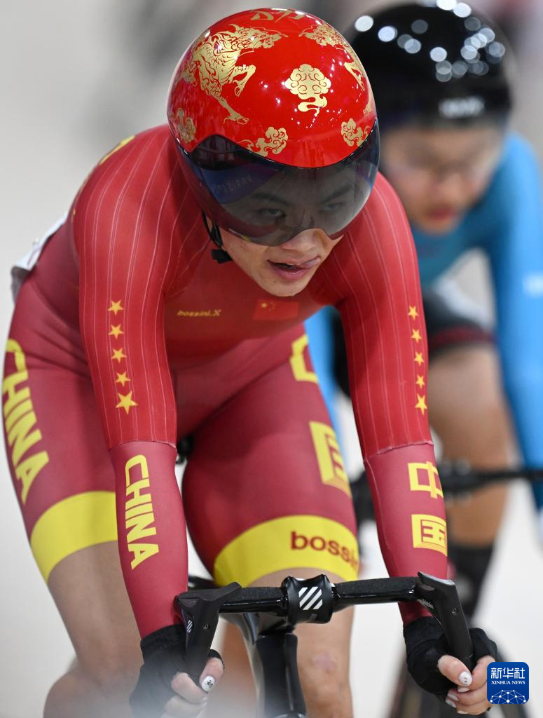 哥伦比亚女子自行车选手奋勇争先