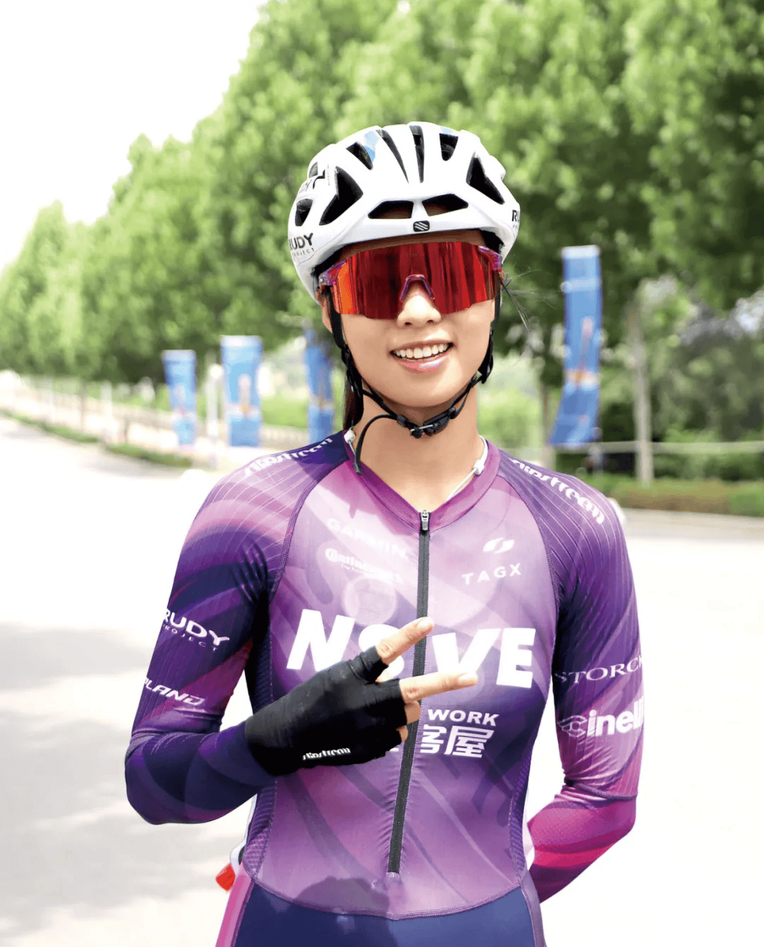 哥伦比亚女子自行车选手奋勇争先