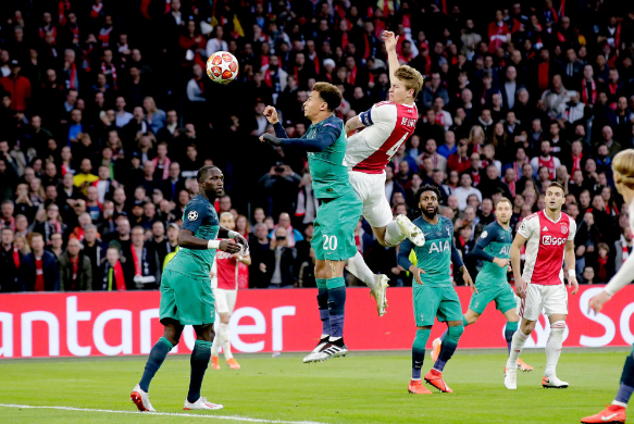 德容上演帽子戏法的简单介绍