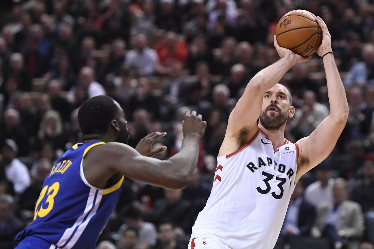 关于太阳队球员现场秀才艺，赢得球迷喝彩的信息