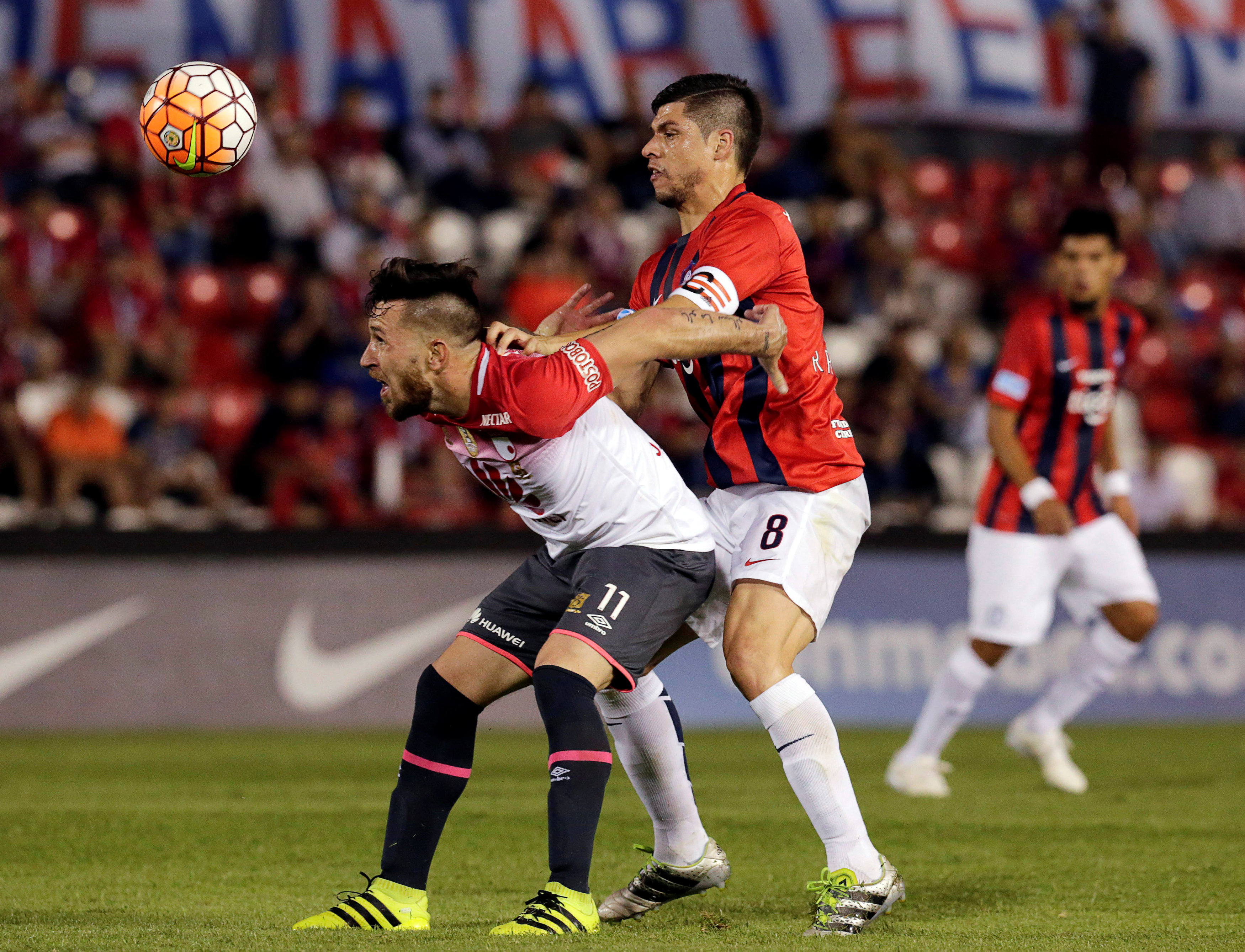 球员们在争夺胜利时展现出色技艺