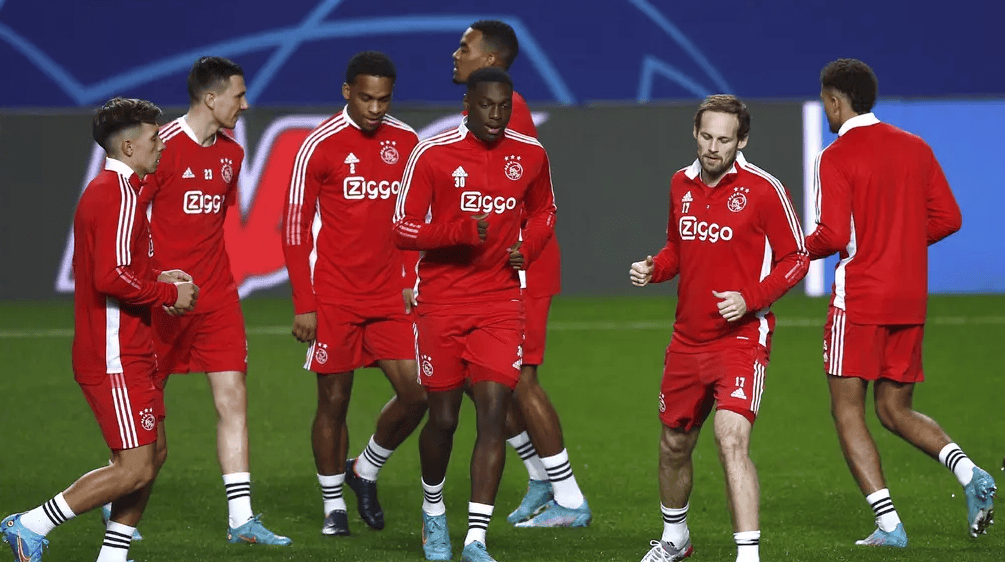 阿贾克斯勇夺胜利，欧冠赛场再添新星