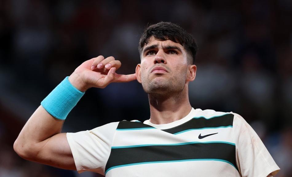 包含法国网球队险胜美国网球队，阿尔卡拉斯打破历史纪录的词条