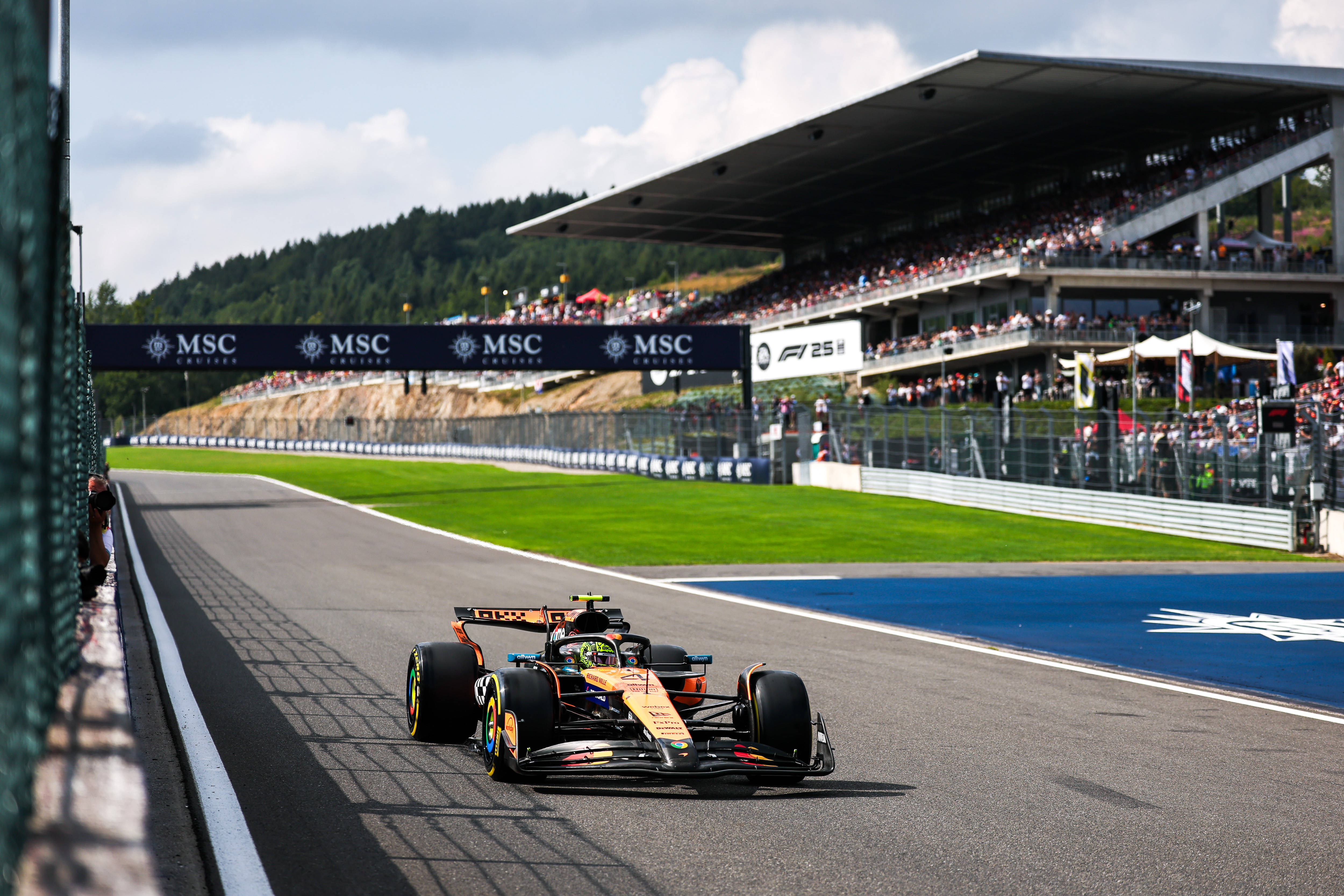 关于索伯车队鏖战威廉姆斯，汉密尔顿刷新纪录的信息