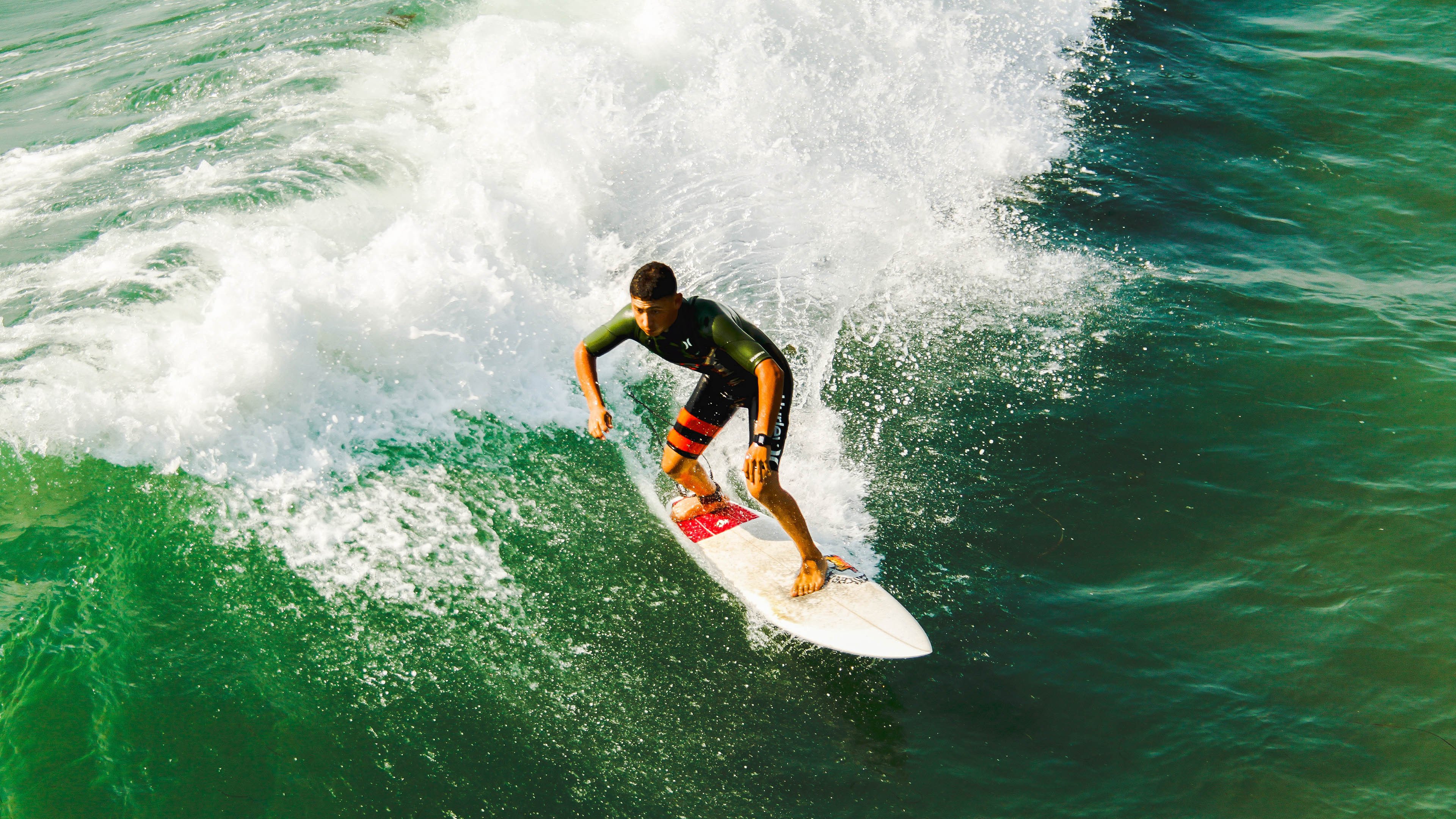 赛道与球场的双重奏,当F1年度争冠焦点战遇上马刺横扫黄蜂