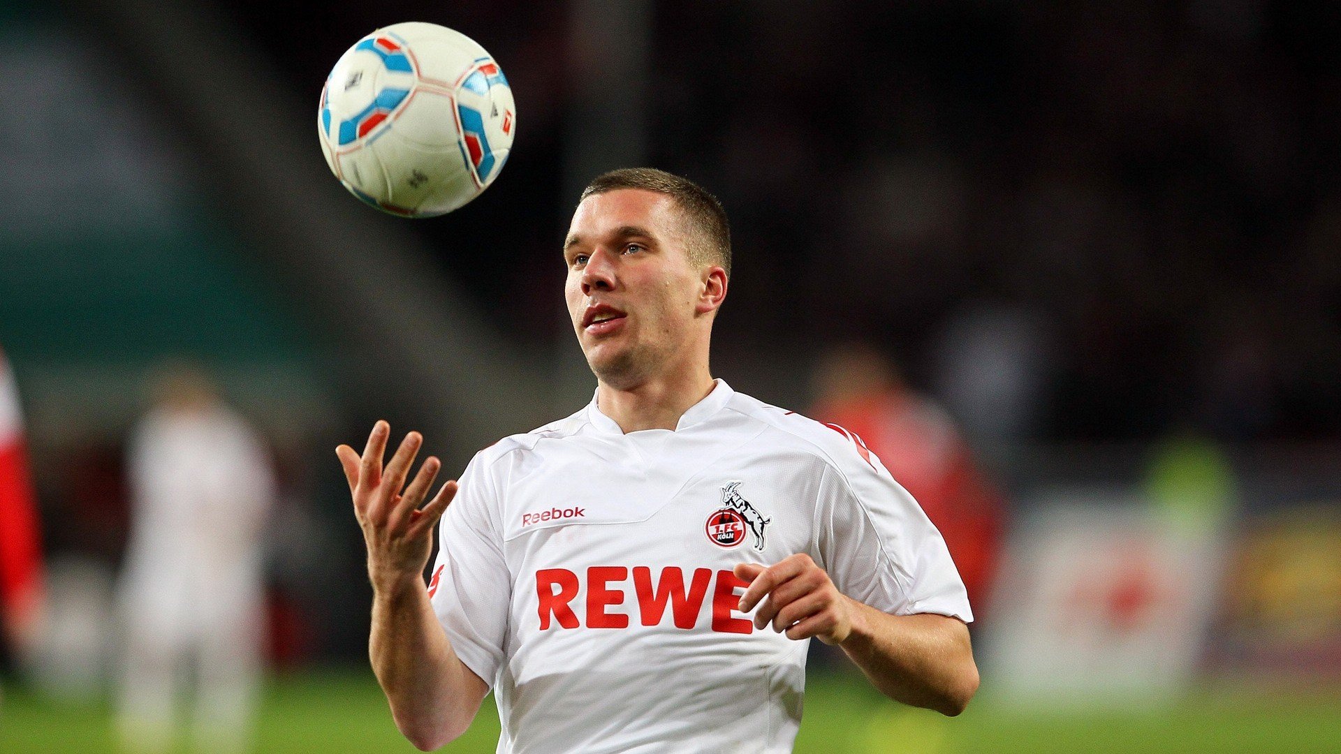 开云体育下载-绿茵传奇的错位剧本，当本泽马在曼联对阵巴萨的夜晚闪耀